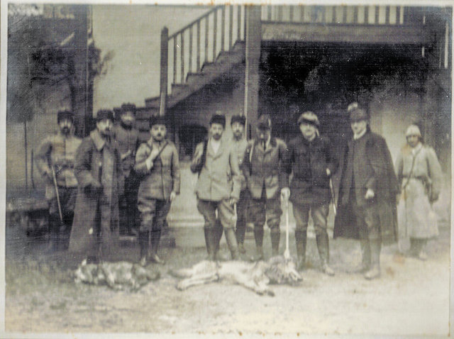 Enver Paşa arkadaşları ile avda.