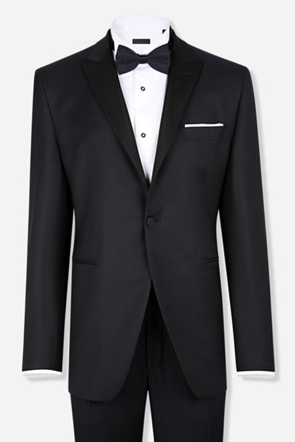 Her ne kadar beyaz smokin takımlar artık popülaritesini eskisi kadar koruyamıyor olsa da, bu sezon beyazdan vazgeçemeyen damat adayları...