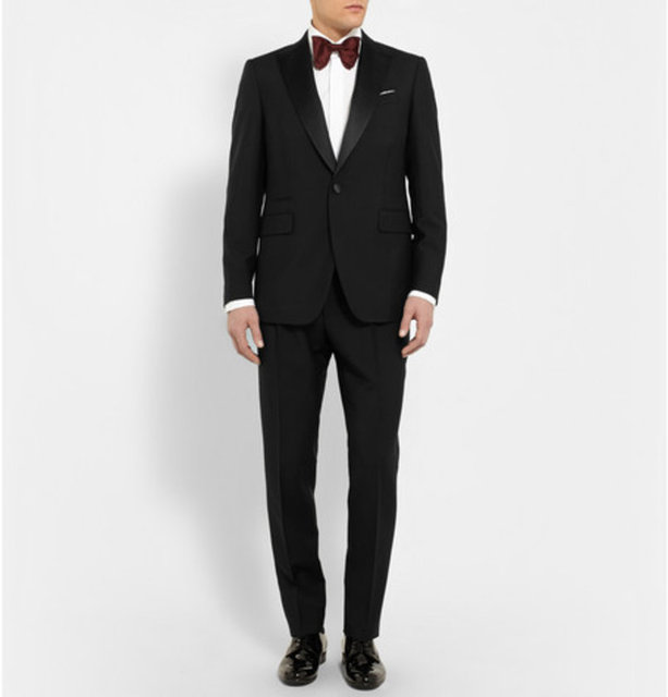 Bu sene, klasik smokin takımların yanı sıra, üç parçalı takımları göreceğiz. Şal yakalar, smokinlerin değişmez detayı olarak yerlerini koruyacaklar.