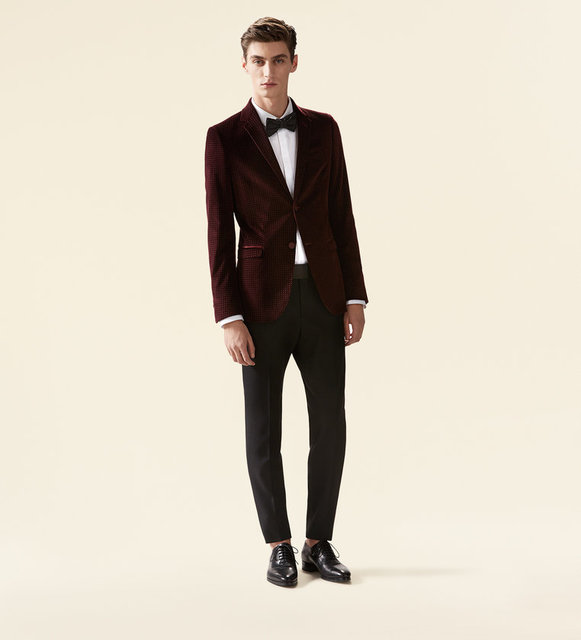 Lacivert, beyaz ve kırmızıyı bir arada kullanabilecekleri ve nautical çizgilerin hakim olduğu smokin ve takımları tercih edebilecekler.