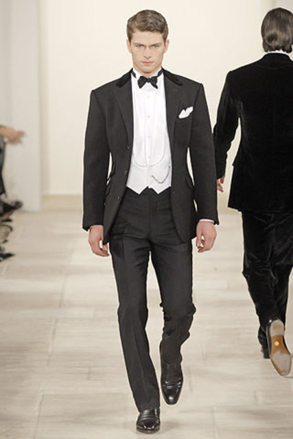 Yılın Pantone renkleri ve daha erkeksi renk paletleri, geleneksel siyah ve gri tonların ötesine geçerek, donanma mavisi, orman yeşili, çelik ve funda grisi ve marsala tonlarında da seçimler yapılabileceğini gösteriyor.