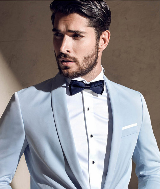 Hemen ikinci sırada ise, donanma mavisi geliyor. Elektrik mavisi smokin için fazla iddialı geliyorsa, bu rengi aksesuarlarınızda kullanabilirsiniz.