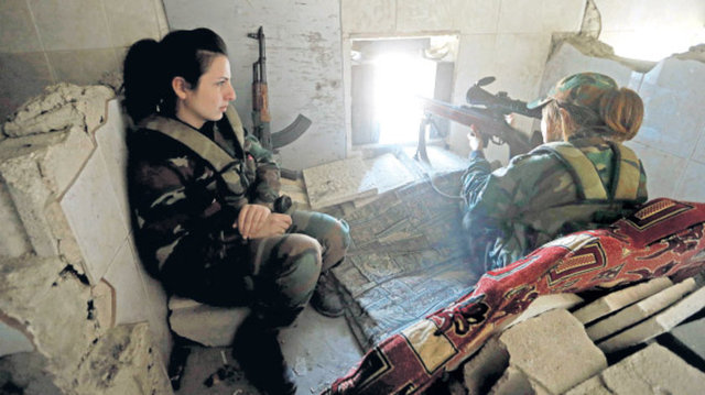 Esad'ın kadın keskin nişancıları ön cephede - Suriye ordusunun en tehlikeli cephelerde çarpışan 'Cumhuriyet Muhafızları İlk Kadın Komando Birliği'nin üyeleri Fransız haber ajansı AFP'ye konuştu.