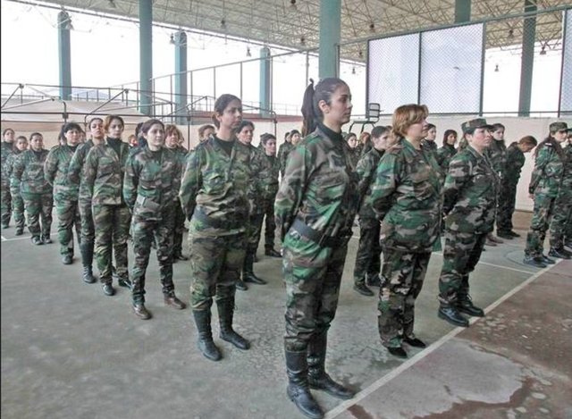 21 yaşındaki Zeynep ise diğer arkadaşlarının aksine daha büyük bir silah olan B-10 tüfeğini seçmesinin sebebini, "Keskin nişancılar tek seferde birini öldürüyor. Ancak B-10 ile bir evi vurduğumda herkesin öldüğünden emin oluyorum" diyerek açıklıyor.