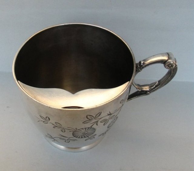 Fincanlar iki bölmeden oluşuyor, üstteki bölme bıyıkları çaydan koruyordu (ya da çayı bıyıklardan)