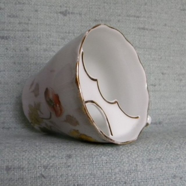 Bu fincanlar 1860 yılında İngiliz Harvey Adams adında bir çömlekçi tarafından icat edildi. Bu fincanlar halen e-bay'de satışa sunuluyor