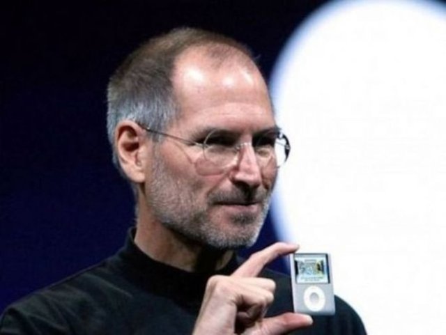 Steve Jobs ölüm döşeğindeyken oksijen maskesini, tasarımını beğenmediği için takmamıştır.