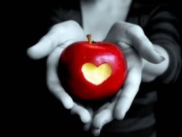 Antik Yunan'da bir kadına elma fırlatmak evlenme teklifi anlamına geliyordu.