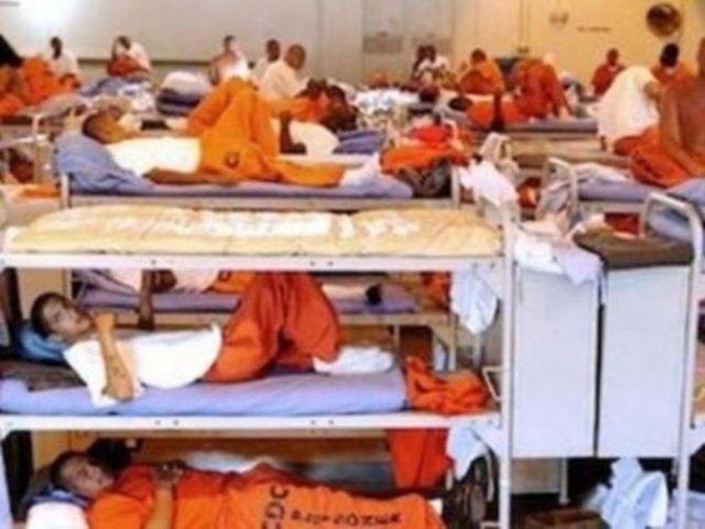 Parmaklıkların arkasında en fazla sayıda insan bulunan ülke - ABD Parmaklıklar arkasında bulunan 2.2 milyon kişi, dünya nüfusunun yaklaşık %0,4'ünü temsil etse de, dünyada hapishanelerde yatan toplam insan sayısının %25'ine denk gelmektedir.