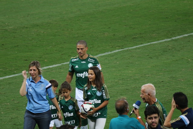 Rüştü Reçber, Tuncay Şanlı, Stephen Appiah, Marco Aurelio, Mateja Kezman, Diego Lugano, Rivaldo, Zico gibi efsaneler Alex'i bu özel günde yalnız bırakmadı.