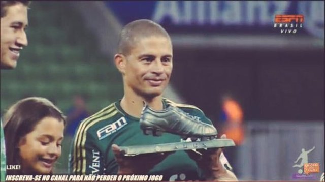 Futbol macerasını başladığı kulüp Coritiba'da noktalayan Alex, çıktığı 1030 maçta 421 gol kaydetti.