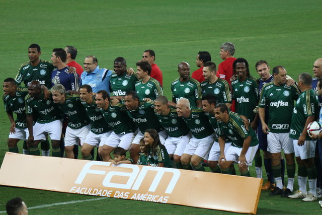 Bir dönem top koşturduğu Fenerbahçe'nin sembol isimlerinden Brezilyalı futbolcu Alex de Souza, ülkesinin Palmeiras takımıyla kariyerinde beraber forma giydiği arkadaşları arasında oynanan jübile maçında 2 gol attı.