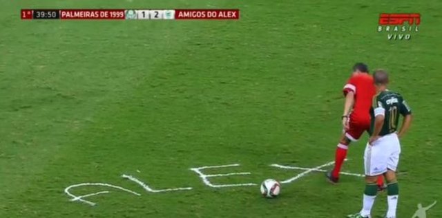 Jübile maçının hakemi, Alex'in kullanacağı frikikte spreyle efsane futbolcunun adını sahaya yazdı....