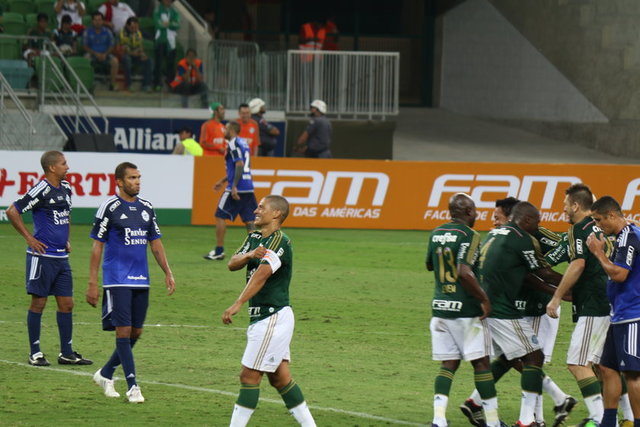 Alex'in jübile maçında oynayan yıldızlar arasında Türk futbolcular ve Türkiye'den tanıdığımız isimler de yer aldı.