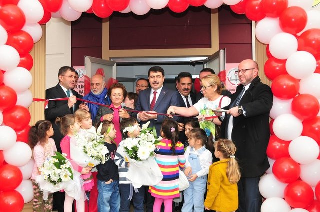 OKUL AÇILIŞI ÜSKÜDAR BELEDİYE BAŞKANI HİLMİ TÜRKMEN, SİNAN VARDAR, TOGEMDER BAŞKANI SAADET GÜLBARAN, İSTANBUL VALİSİ VASİP ŞAHİN, ÜSKÜDAR KAYMAKAMI MUSTAFA GÜLER, TÜLİN VARDAR VE MERT VARDAR