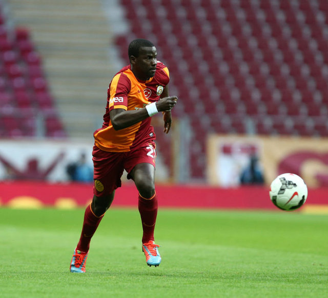   - Emmanuel Eboue - Yaşı: 32 - Galatasaray'dan geçen sezon ayrıldıktan sonra bir türlü kulüp bulamayan Emmanuel Eboue, Premier Lig ekiplerinden Sunderland ile sezon sonuna kadar sözleşme imzaladı. Eboue, imzayı attıktan sonra, "Premier Lig'e dönmeyi hayal ediyordum" dedi.