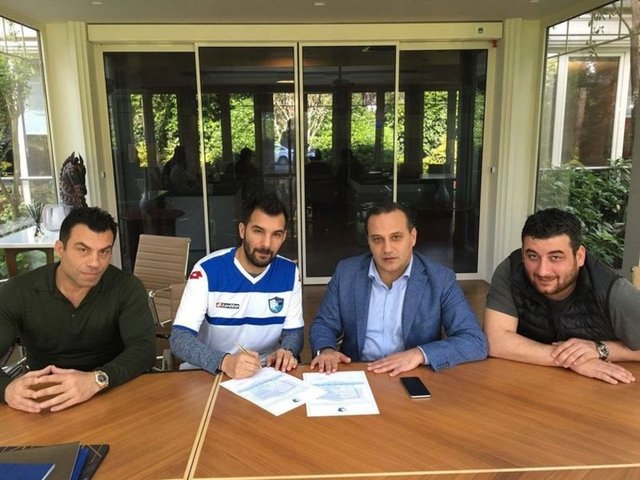 Spor Toto 3. Lig 1. Grup Şampiyonu BB Erzurumspor, Galatasaray'da uzun yıllar oynayan başarılı orta saha oyuncusu Engin Baytar'ı Karşıyaka'dan transfer ederek önemli bir transfere imza attı.