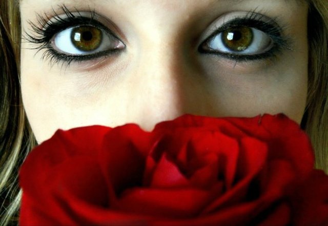 Dövmesinin fotoğrafını geçen hafta yayınlayan genç kız insanlara yalnız olmadıkları mesajını vermek istediğini ifade etti.  -