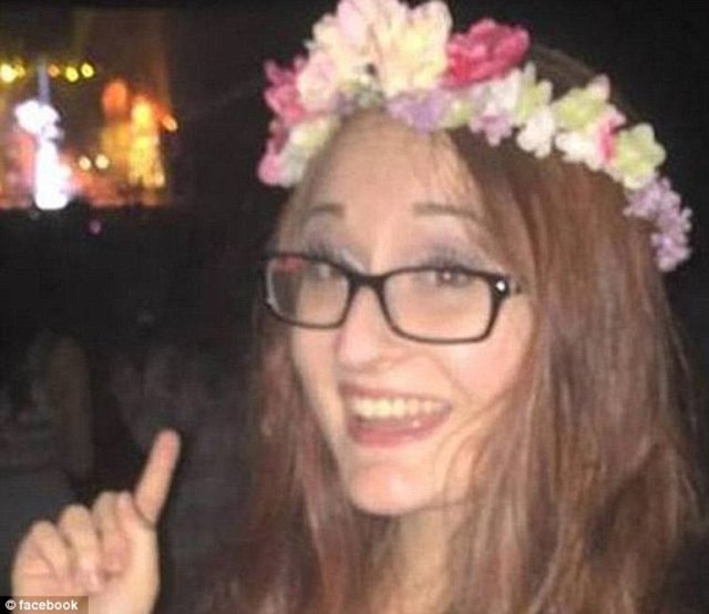 Karşıdan bakıldığında 'I'm fine' (Ben iyiyim) olarak okunan dövmeye yukarıdan bakıldığında 'Save me' (Kurtar beni) diye okunuyor.  -