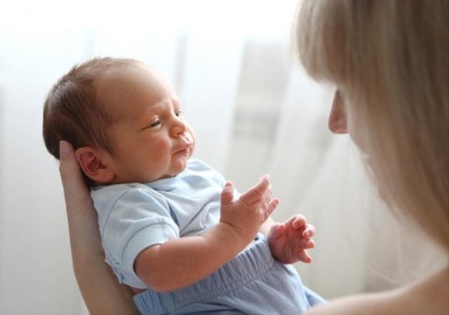 Bebek bakıcısı ile bebeği yalnız bırakmadan önce mutlaka belli bir dönem birlikte zaman geçirilmelidir.
