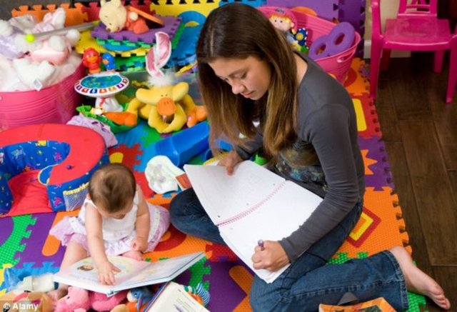 Böylece hem bebeğin alışması kolay olacaktır hem de siz bakıcının bebekle olan iletişimini gözlemleme fırsatı bulacaksınız.