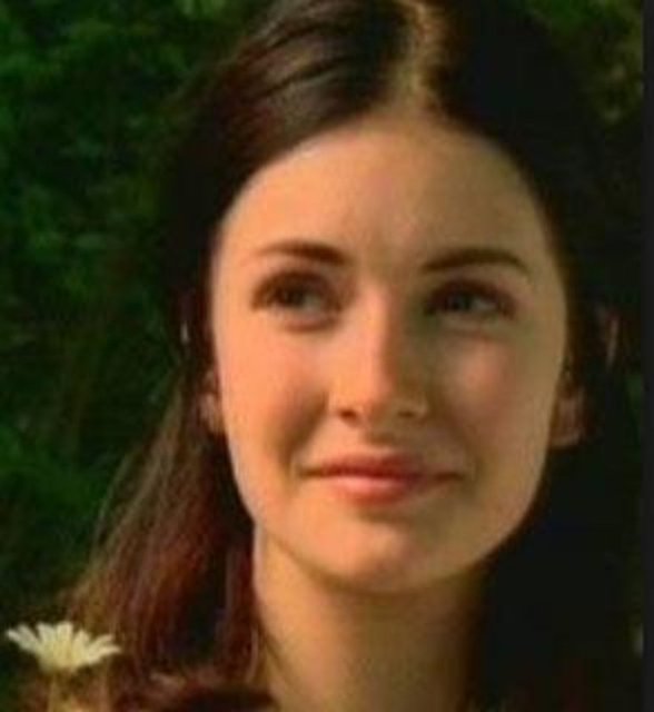 İlkokulu Türkiye'de bitirdikten sonra 11 yaşındayken annesiyle birlikte Avustralya'ya gitti.  -