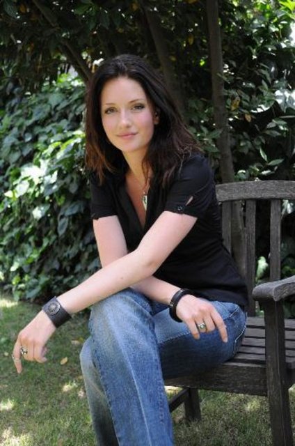 Queensland Üniversitesi'nde sinema ve TV eğitimi gördü.