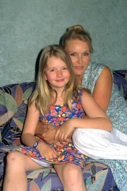 Fotoğraftaki ufak çocuk şu an Türkiye'nin parlayan yıldızlarından Yasemin Kay Ellen. Allen, şu sıralar Şükrü Özyıldız ve Kerem Bürsin ile beraber bir dizinin başrol oyuncularından biri.