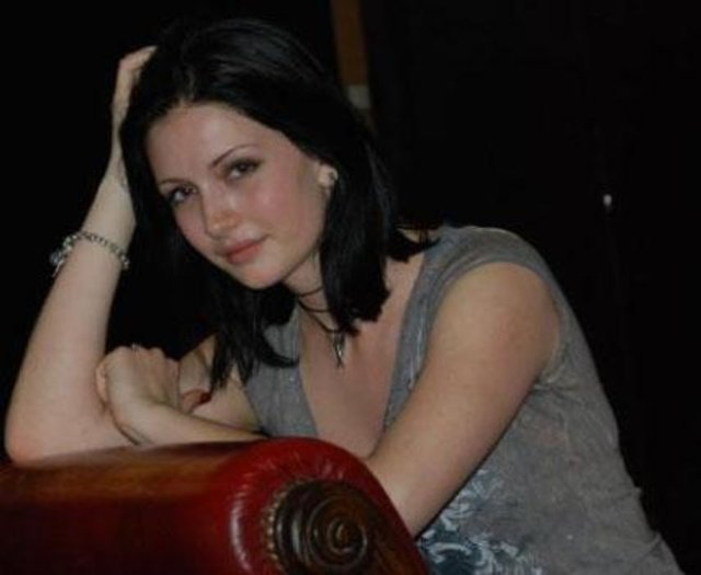 Yasemin Allen 10 Temmuz 1989'da Londra'da dünyaya geldi.