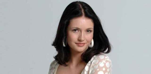 Aslında İngiliz olan Yıldızoğlu'nun gerçek adı Sonja Eady. Kayhan Yıldızoğlu ile evlendikten sonra Suna ismini aldı. Bir süre sonra Türkiye'den ayrıldı.