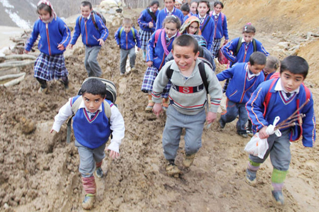 TÜRKİYE / GİRESUN - Giresun'un Espiye İlçesi Ericek Köyü'ndeki ilköğretim okuluna öğrenciler heyelan nedenyle bozulan okul yolunu iki ay boyunca yolu her gün yaya gidip gelmek zorunda kaldı.