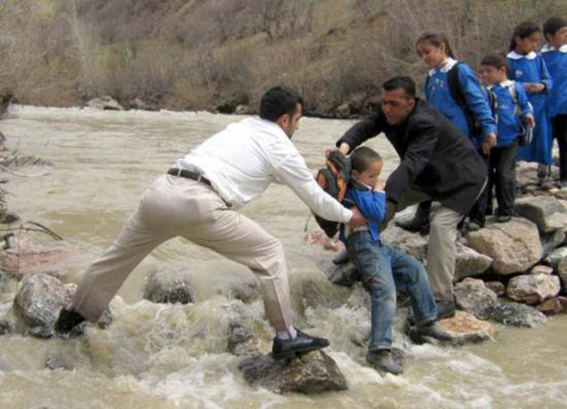 TÜRKİYE / AĞRI - rı'da, maddi durumu iyi olmayan ailelerin yaşadığı Fatih Mahallesi'ndeki öğrenciler, okula gidebilmek için her gün 5 kilometre yürümek zorunda kalıyor.