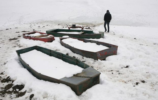 ARNAVUTLUK - Kosova'da bir öğrenci donmuş Batllava Gölünü geçerek okuya gidiyor