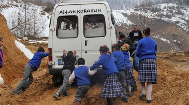 TÜRKİYE / HAKKARİ - Şemdinli'de İlköğretim okuluna taşımalı eğitim kapsamında servis minibüsleriyle gitmeye çalışan öğrenciler.