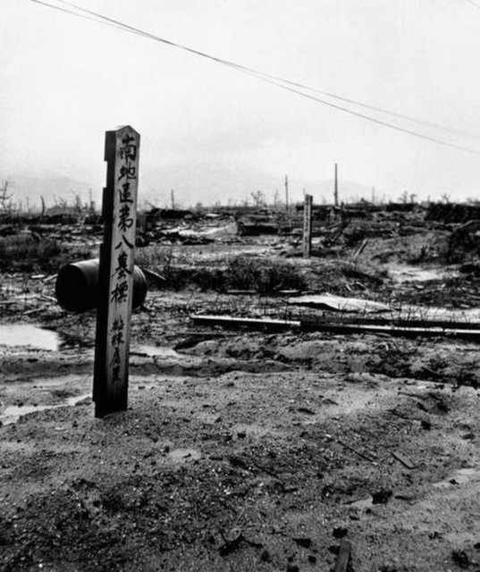 Ateş topunun etrafında oluşmuş, hızla yer değiştirebilen şok dalgası yeryüzüne çarpar ve ilk mekanik zararlar oluşur. Şok dalgası, patlama merkezinden uzaklaştıkça şiddeti azalan bir hava basıncı yaratır.