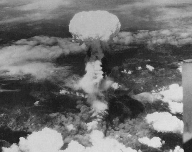 Bomba atıdıktan bir gün sonra, 7 Ağustos 1945'te Hiroşima hala dumanlar içindeydi. Bombanın atıldığı anda yaklaşık 80.000 kişi daha sonrasında yaralanmalar ve radyasyon sebebiyle 1950 yılına kadar yaklaşık 60.000 kişi daha hayatını kaybetti.