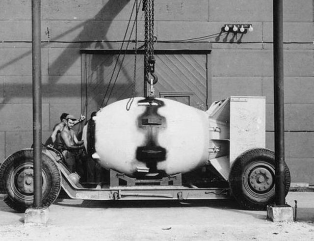 Hiroşima'ya atılan bombadan sadece günler sonra "Fat Man" kod adlı ikinci bomba hazırlanıyor.