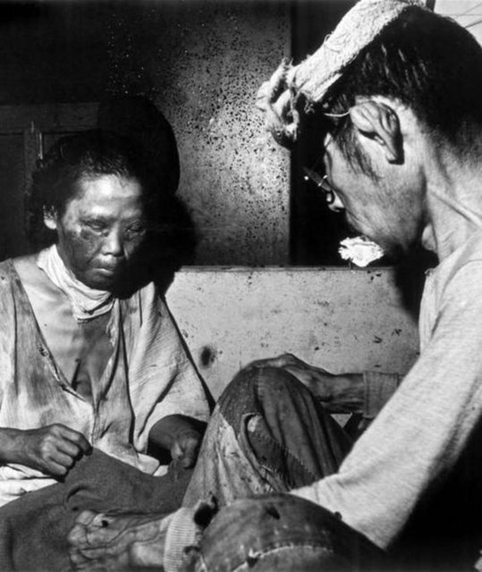 Kangyo Ginku banka binasına sığınan ve atom bombasından etkilenen kurbanlar yaralarını kendileri sarıyorlar.