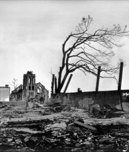 Patlama merkezinden 1.5 km uzakta hava basıncı normal atmosfer basıncının 2 katı olup bir insanın sağ kalma ihtimalini %1'e düşürüyor. -