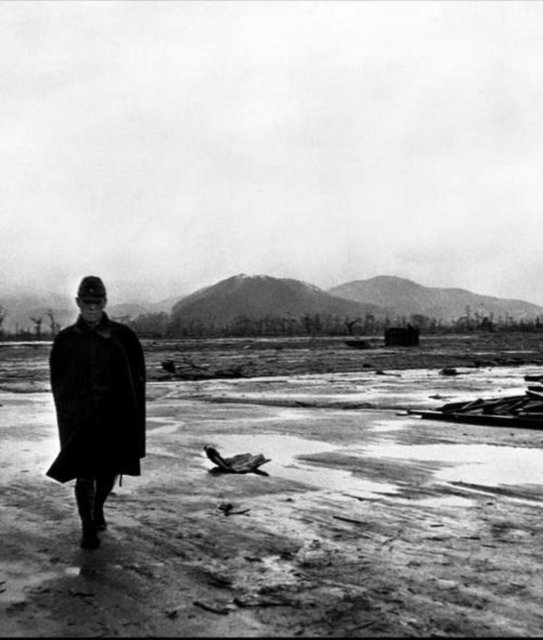 Patlama noktasının merkezinden uzakta olanlar için de farklı etkiler mevcut. 13, 16 ve 22 km uzakta olanlarda zararlı ışınlar yüzünden sırasıyla üçüncü, ikinci ve birinci derece yanıklar oluşur.