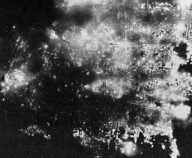 1 Ağustos 1945 gecesi 173 Amerikan B-29 uçağının attığı bomba sonucu yanan Toyama'dan bir görüntü. Şehrin %95.6'sı yok edildi.