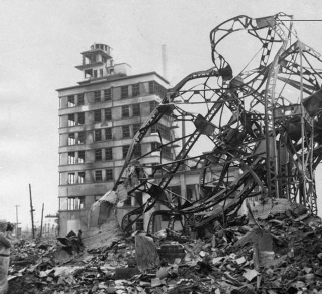 Bunun devamında ise elektrik taşıma kuleleri, iki parçadan oluşan köprüler, cam-çelik yapılı gökdelenlerin pudraya benzer toz bulutu eşliğinde hasar görmesi geliyor.