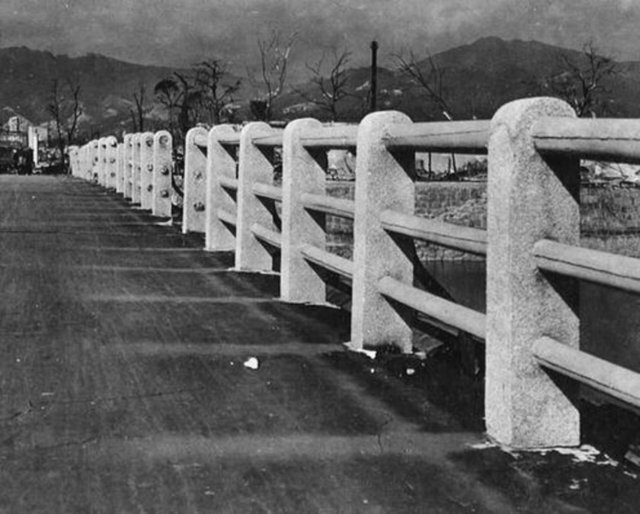 Nükleer patlamanın ardından Hiroşima yakınlarındaki bu köprünün üstünde kalıcı gölgeler oluştu.