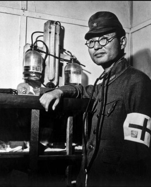 İnsan vücuduna kolaylıkla nüfus edip hücrelere zarar veren radyasyon, uzayda saniyede 200.000 km hızla hareket eden gama ışınları, elektronlar, nötronlar ve birkaç atom-altı parçacıktan meydana geliyor.