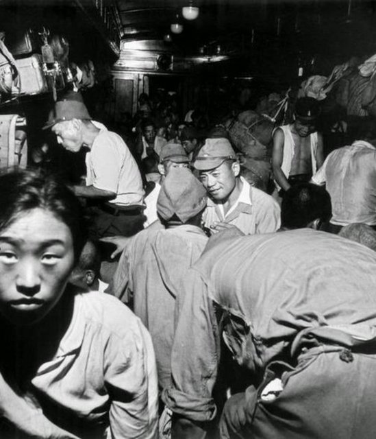 Sivillerin ve terhis olan askerlerin yer aldığı bir Tokyo treni vagonunun içi.