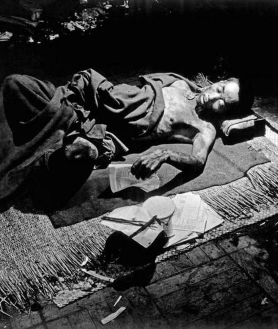 Kangyo Ginku'dan hastaneye dönüştürülen bir banka binasında yatan atom bombası mağdurlarından biri.