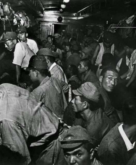 Ordu terhis edildikten sonra Japon askerler trenlerle Tokyo'ya dönüyor.