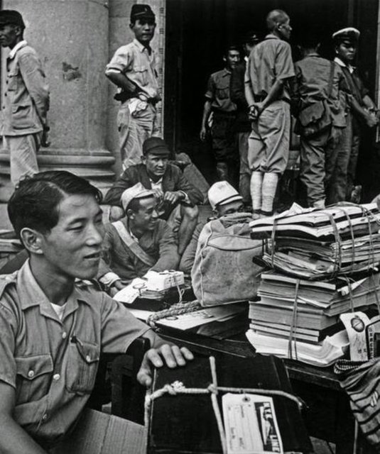 Japon işçiler bombalanmış bir binayı temizliyorlar. Bu, atom bombasının neden olduğu yıkımın yalnızca küçük bir kısmı.