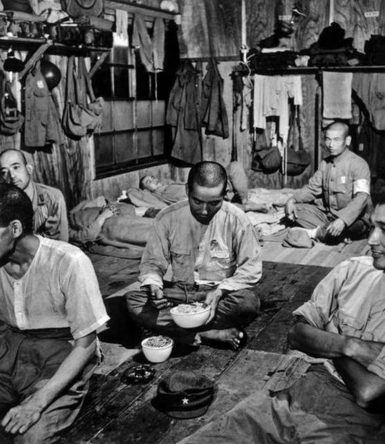 Müttefik güçleri tarafından bırakılan ve bölgenin en iyi yerlerinden biri olan Shinagawa Hastanesi, kirli ve dağınık bir halde bulundu. Japon sağlık görevlileri burada kendilerine ayrılan yerde görülüyor.