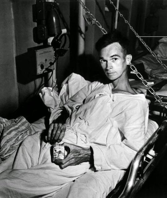 1942 yılında Japon güçlerine esir düşen deniz onbaşı Leopold Kulikowski bir askeri hastanede görülüyor.